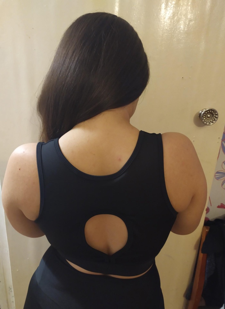 Ткань приятная к телу. Широкие лямки, не сдавливают.Топ очень комфортный, поддержка груди отличная. Классный топ!