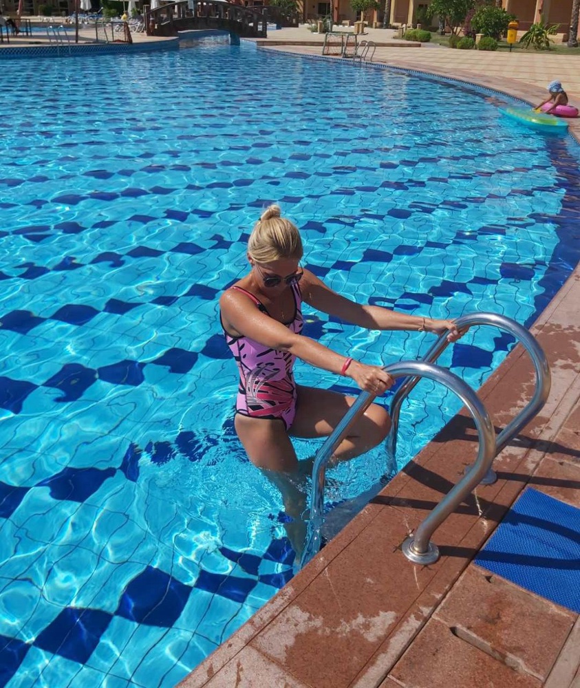 Купальник понравился, модель интересная и рисунок попался удачный. Заказывала размер S и M, "M-ка" села по комфортнее, при росте 173, единственное по длинне можно было конечно еще побольше, при движении подтягивается вверх, что не всегда удобно. На первый взгляд качество купальника показалось очень даже не плохим, тем более и стоит он не "три копейки", но спустя несколько дней, купания в море, бассейне, появились как бы такие мелкие, белые толи катышки, толи это резинка вылезла, непонятно, но скорее всего скатался, это не могло не расстроить. Не знаю как у остальных покупателей данного товара, но всего две неделе на море и такая неприятность. Все хорошо в этом купальнике, а вот качество оставляет желать лучшего.