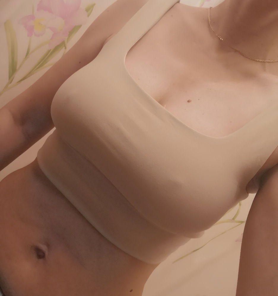 На 75 с,  нормально м, если убрать чашечки которые легко вынимаются через спец отверстия и имеют небольшой пуш ап.
Резинка внизу держит хорошо.
Носить как обычный бюст не получится тк мне грудь по бокам как то приплюснуло и собрало грудь в середине.
А если на спорт, дома или гулять то класс. Не давит не пережимает