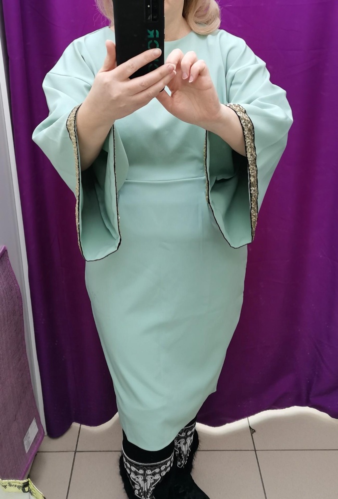 Платье несуразное, в бёдрах нормально, а верх огромный. Очень широкие рукава, они практически о пояса. Пайетки удешевляют товар. У меня есть похожее платье, но смотрится совсем по другому. И цвет какой то грязно-светло-зелёный.