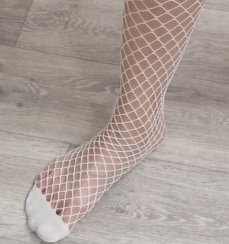 Шикарный костюм. Ткань приятная, тянется. На мои параметры 90,70,95 село идеально. Юбочку немного пришлось утянуть, так она на талию побольше рассчитана. Может и на размер меньше подошло бы. Все аккуратно упаковано в отдельный пакетик. Платье, чепчик, юбочка, сумочка украшены стразами. Я довольна. Муж думаю будет в восторге) 