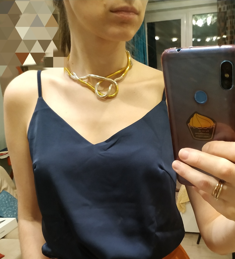 Полностью соответствует размеру, сел идеально, очень элегантный топ с неглубоким v-образным вырезом. Прилегает плотно, грудь не открывает. Отличный топ!