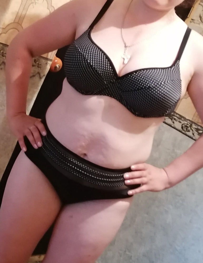 Ношу футболки 56р, трусы сейчас 52р. Купальник 54р подошёл идеально, я довольна покупкой. Грудь вроде держит, в купании ещё не использовала. Трусики до пупка