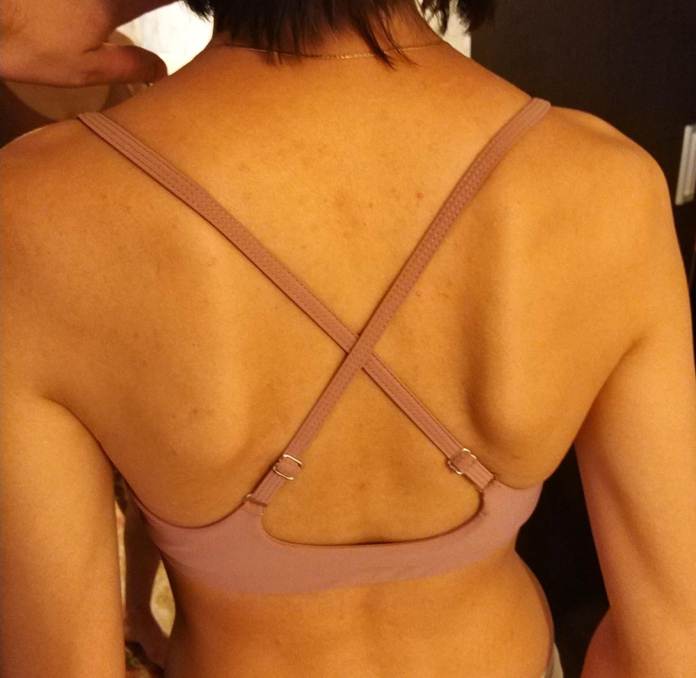 Прекрасный лиф. Цвет более темный, чем на фото. Имеются съёмные чашечки. На мои скромные параметры xs хорошо сел.