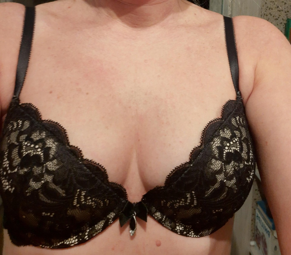 Красивый бюстик ,пуш ап облегчённый, у меня грудь не большая, сисюли не висят🤭😅 ОГ- 88,ОПГ- 78, всегда носила размер двойку, этот  размер подошёл идеально😍Единственное -немного колит в области брителек😟Трусишки к нему заказала,жаль только они слипы, но с полоской ( со швом)на попе,а я обожаю носить бразильяно  Но ничё, получился идеальный  комплект) Брала за 798р