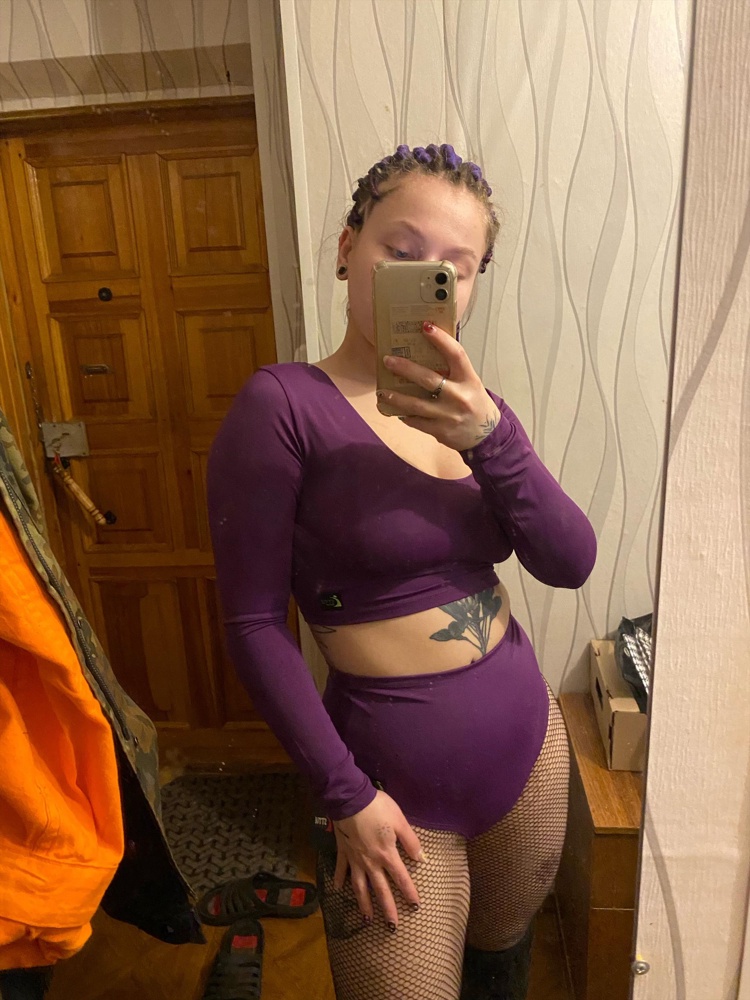 На параметры ОГ-91, ОТ-73 взяла размер S. Сидит хорошо, отлично утягивает, хотя ткань достаточно тонкая но очень приятная к телу. Единственный минус - для меня узковатые и длинные рукава, но для более высоких девушек думаю будет как раз. Товар хороший, советую! 