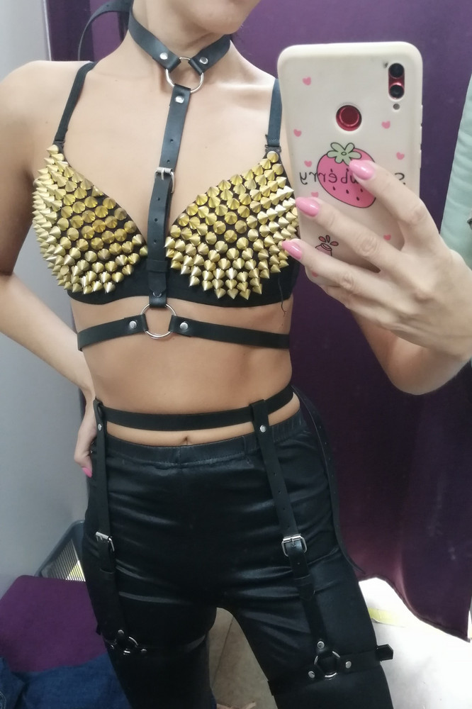 Мягкий материал, большое количество отверстий - можно регулировать под свой размер, село хорошо))