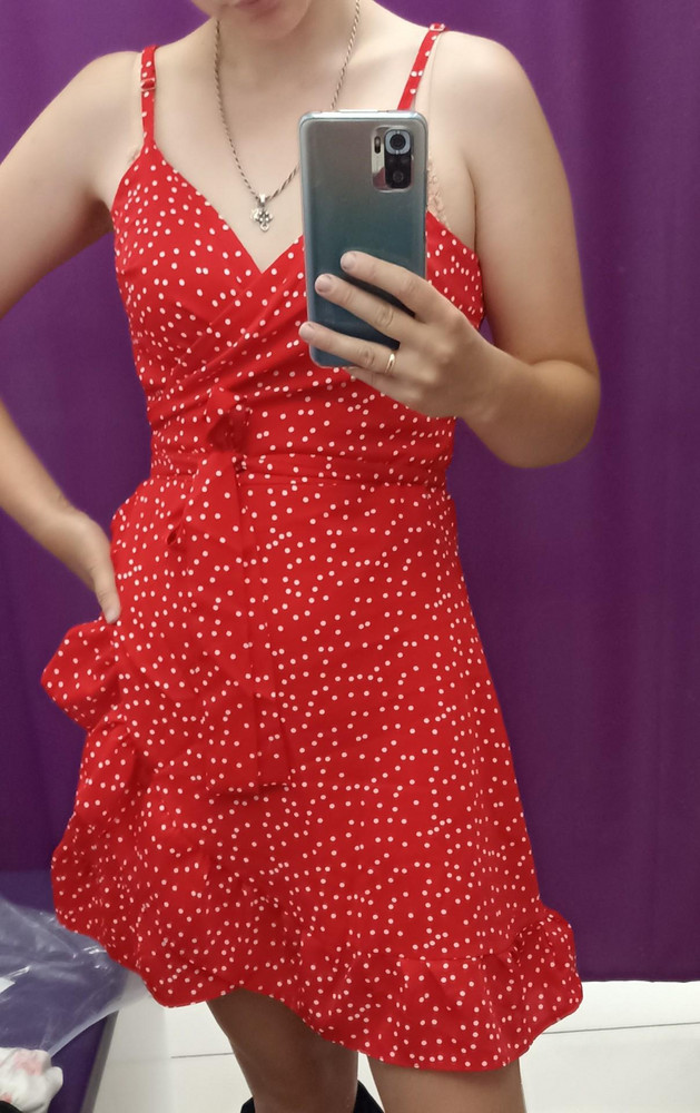 Пришло за 3 дня. Очень классный сарафан. Но для цена почти 2000 - это перебор. Ткань мягкая, хоть думала, что галимая синтетика будет, но нет, приятно удивлена. Бретельки регулируются. В груди крой немного странный, но на внешний вид не влияет. Кое-где подшить самой и вообще будет хорошо. 
Можно носить и без лифчика. Ткань плотная.