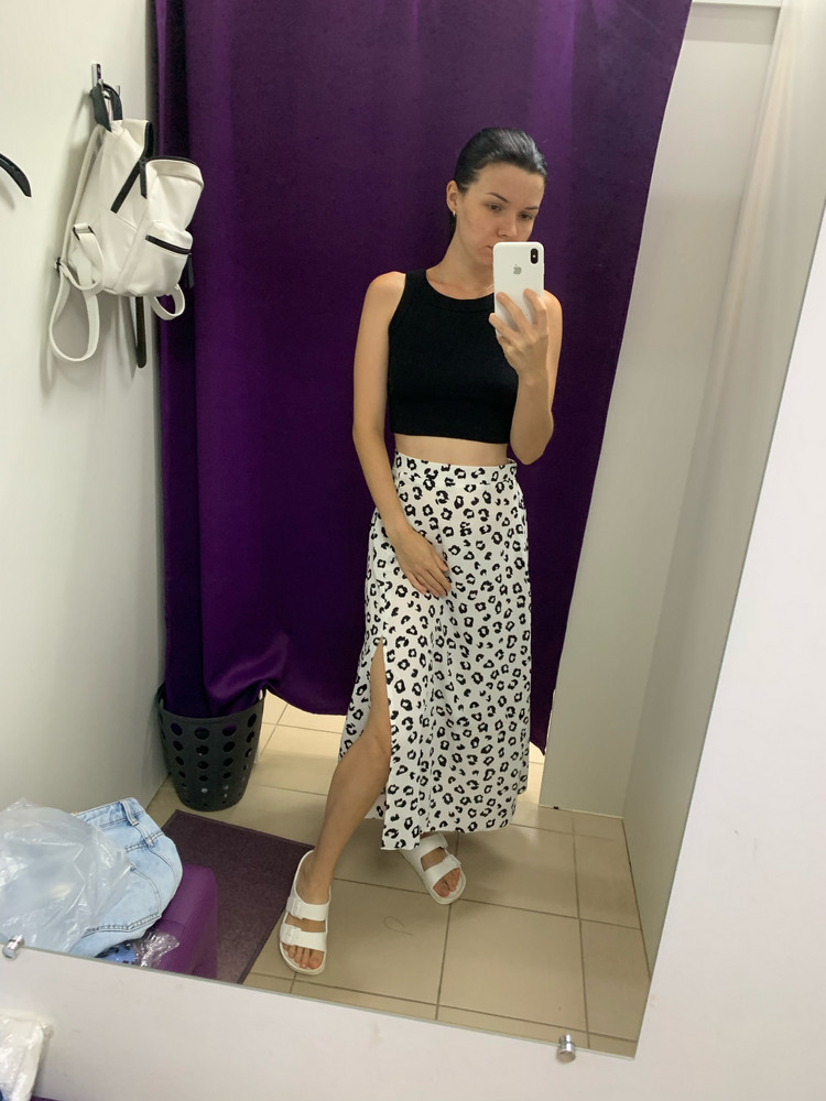 На объём 72 см в талии велика. Прям болтается , размер L . Хотела что бы сильно свободная была в бёдрах , перезаказала на меньше 