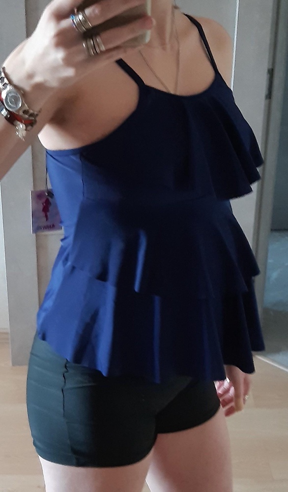 Пришлось попотеть с определением размера, т.к всё в последнем экземпляре, и пока собрала 3 размера для выбора (м,л,хл), ушла неделя.
Итак, искала купальник для 'скрытия от лишних взглядов'  беременного животика.
Мои параметры: рост 170, бер-ть 33 нед, ОЖ-90, ОГ-91, ОБ 94
Из трех размеров останавилась на М - в груди и по спине он был более по фигуре и нет страха ,что при плавании купальник уплывет. А вот в размере ХL подгрудный шов уж очень низко - см фото. Именно эта часть и различается в размерах по сути (если говорить о топе, плавки различаются по размеру как и положено)
Плавки с высокой посадкой и довольно длинные-такие не люблю, но что делать - входит в комплект...
Успела опробовать комплект-удобно.
После стирки не полинял и нет дефектов.
Чашечки нужно самой закрепить, пришив, т.к при одевании-снимании  очень перемещаются.

Рекомендую однозначно (цена была 1300)