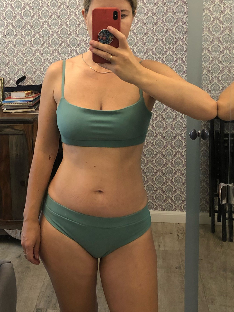 не был моим фаворитом, но сел лучше всех. ткань приятная, ничего нигде не просвечивает. сшит аккуратно. единственный минус , что резинка под лифом иногда перекручивается и приходится её возвращать в нормальное положение. 