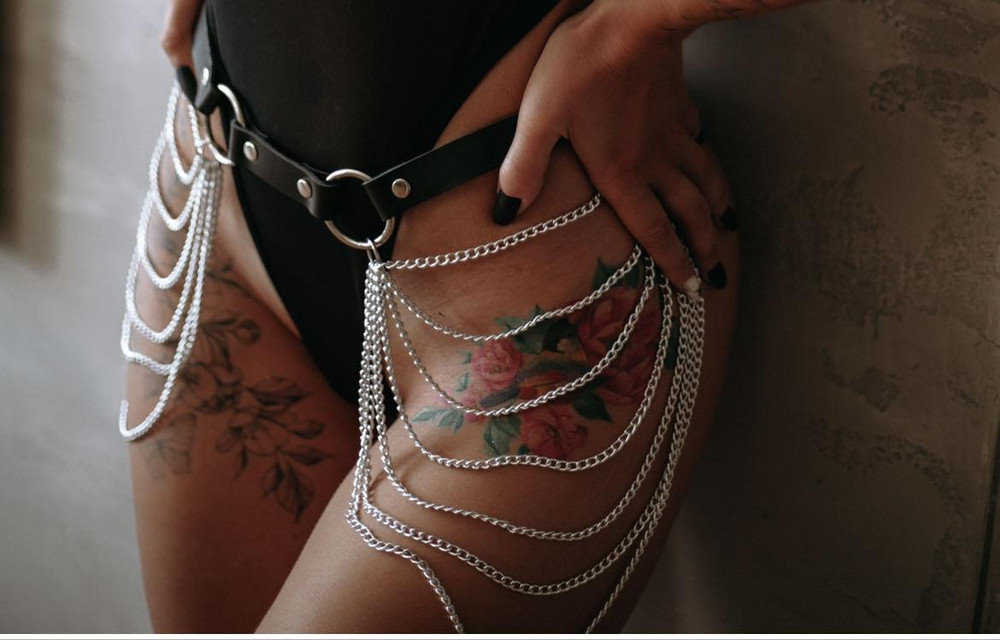 Суперский пояс, покупала на фотосессию, просто чудо, отлично вписался, и сел, размер s. 