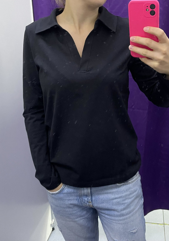 Отличный лонгслив! Думала, что придёт портянка, которую можно носить только дома, но нет! Очень хороший плотный трикотаж! Швы  ровные, воротник лежит как надо. Цвет насыщенный черный. Рекомендую 😊