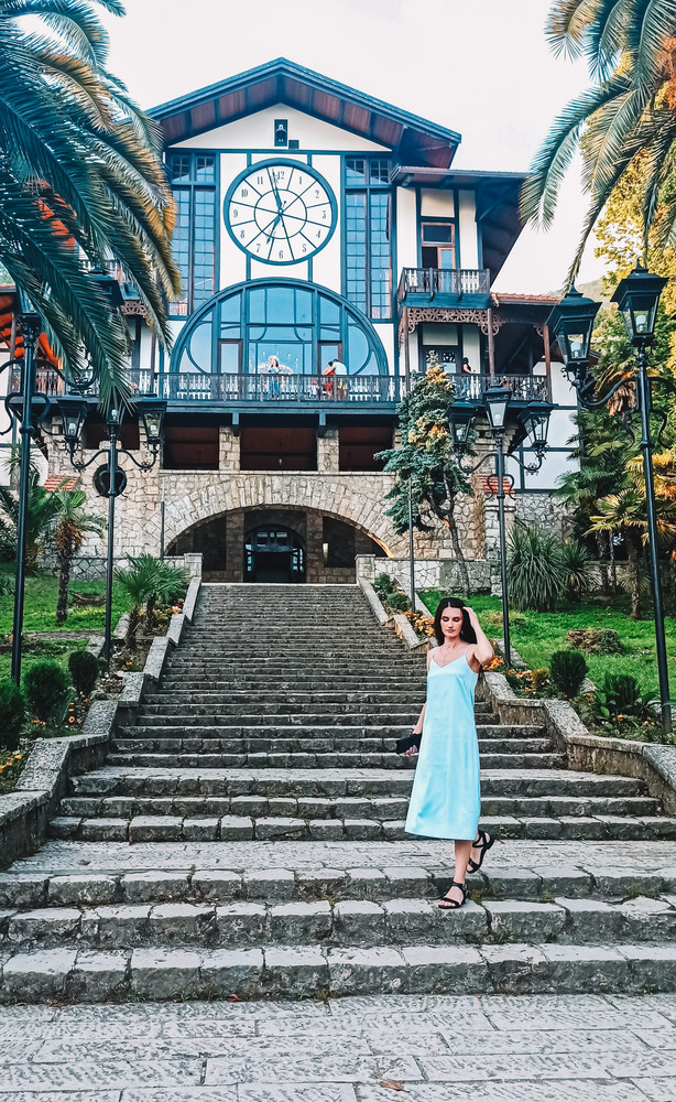 Платье - любовь!!! Материал идеальный, не слишком блестящий, но и не матовый. Я бы сказала сатиновый. Несмотря на то, что двухслойный, очень лёгкий и приятный к телу. Цвет невероятно приятный. Носить одно удовольствие!