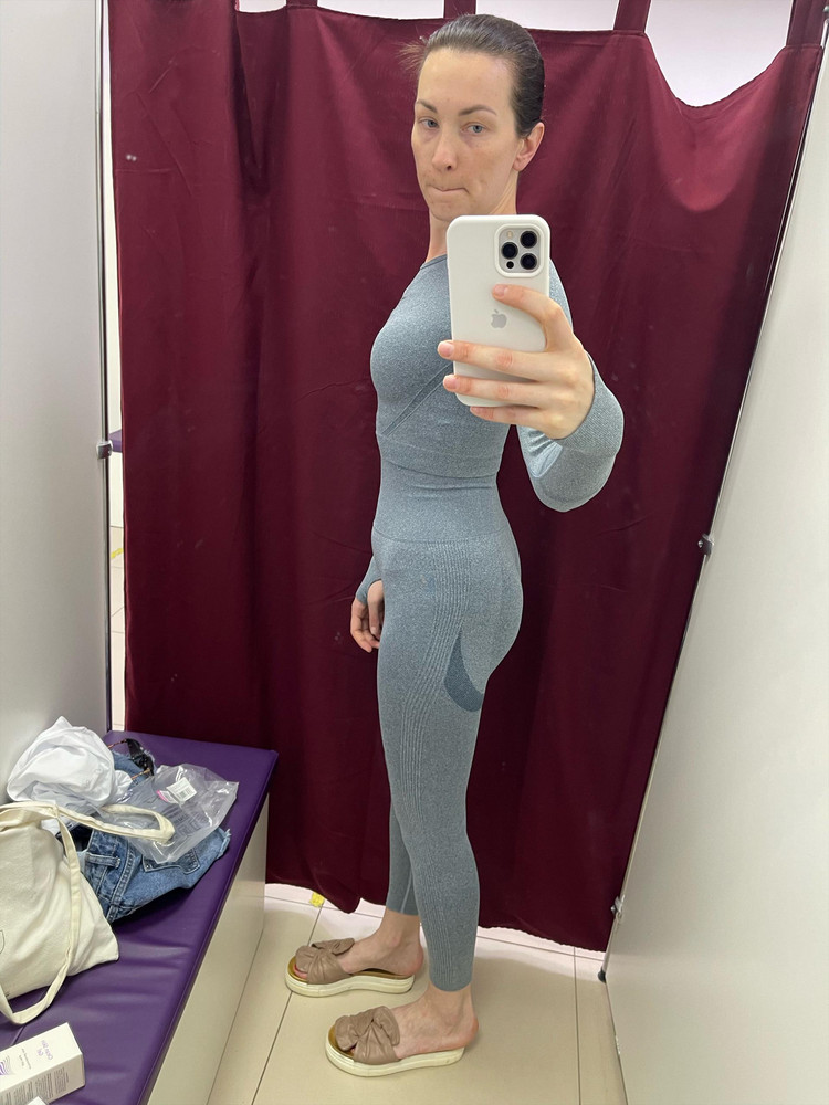 Цвет точно такой же,как на картинке у продавца. Ткань приятная,плотная,хорошо тянется и очень хорошо облегает фигуру. Ничего нигде не торчит. Наощупь мягкая🤩Для высоких подойдёт:мой рост-177,размер 44. Брала размер S,сел так,как видите на фото. В принципе,лосины можно и ниже спустить. Хуже смотреться от этого не станет. Если поднять их выше-будет выглядеть,как комбинезон. Мне понравился,забрала. Не знаю,насколько в нём будет жарко в зале. Верховую езду лосины переносят хорошо)