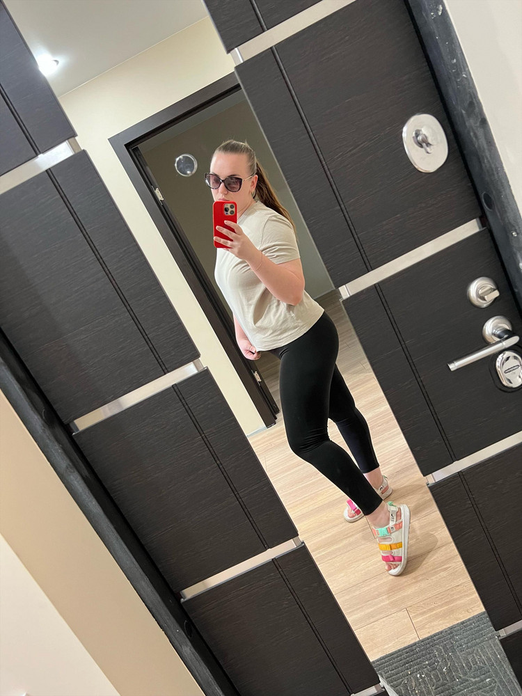 Лосины хорошие , хорошо сидят по фигуре, скрывают недостатки , живот тоже подтягивают, если одеть свободную футболку то получится идеально!