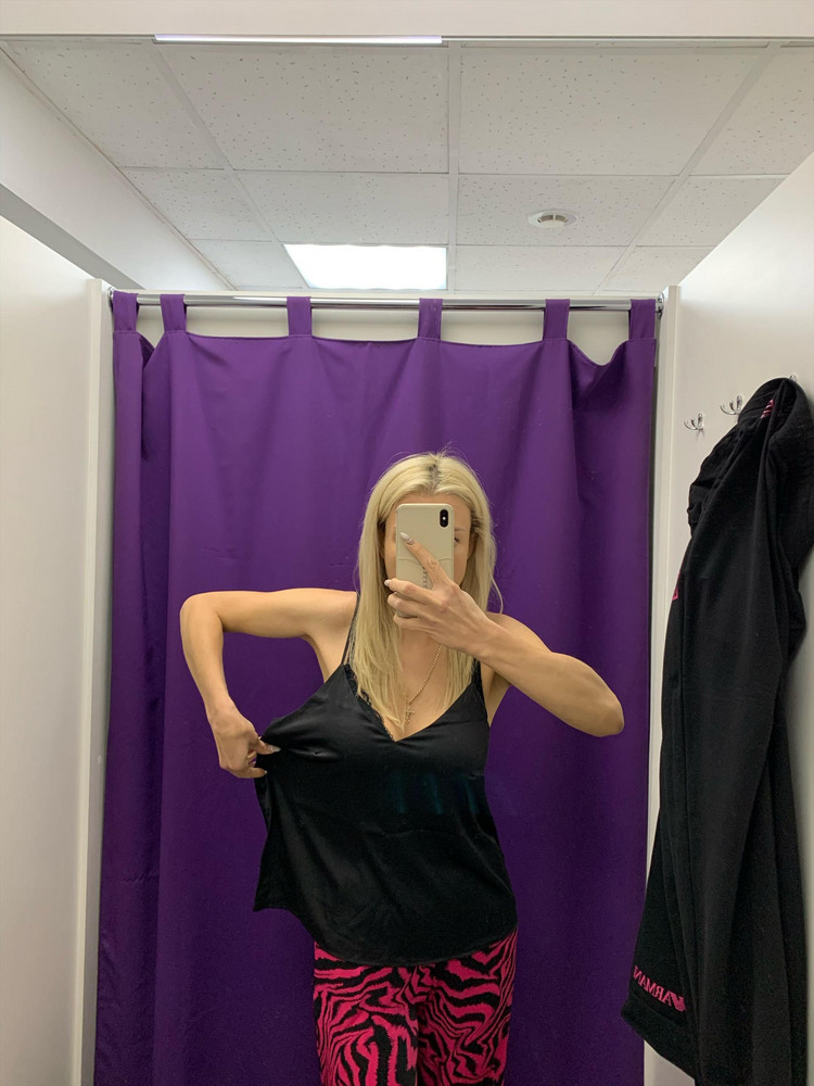 Топ просто ТОП👍🏻 Качество отличное, бретели регулируются, ткань очень приятная к телу. Заказала по размерной сетке М, очень велико (см. первое фото). На всякий случай заказала S - сел как надо на параметры ОГ 93, ОТ 68, ОБ 95 (второе фото)