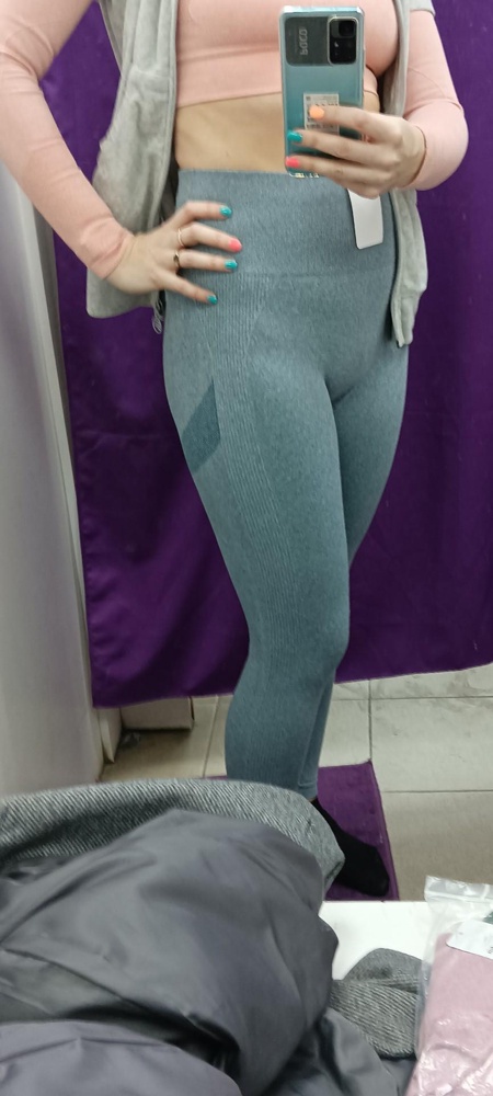 Покупала всегда леггинсы другой фирмы... Решила немного съэкономить. Разочаровалась, возврат. Цвет не соответствует фото, светлее намного, торчат нитки аверлока, попа да, визуально "сочнее" смотрится, но это пожалуй единственный плюс. Ещё после стирки сомнения как бы они себя по величине... Ткань не вызывает доверия.