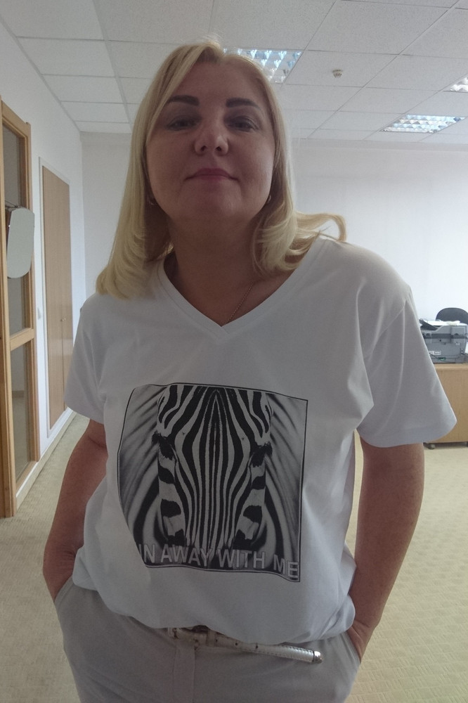 Футболка отличная!
Трикотаж плотный, приятный к телу и совсем не "жаркий". Очень люблю V- образный вырез,  комфортно и не душно. Модель оверсайз. Выкупила на размер больше своего 46. Оригинальный принт. В общем описанию и фото полностью совпадает.