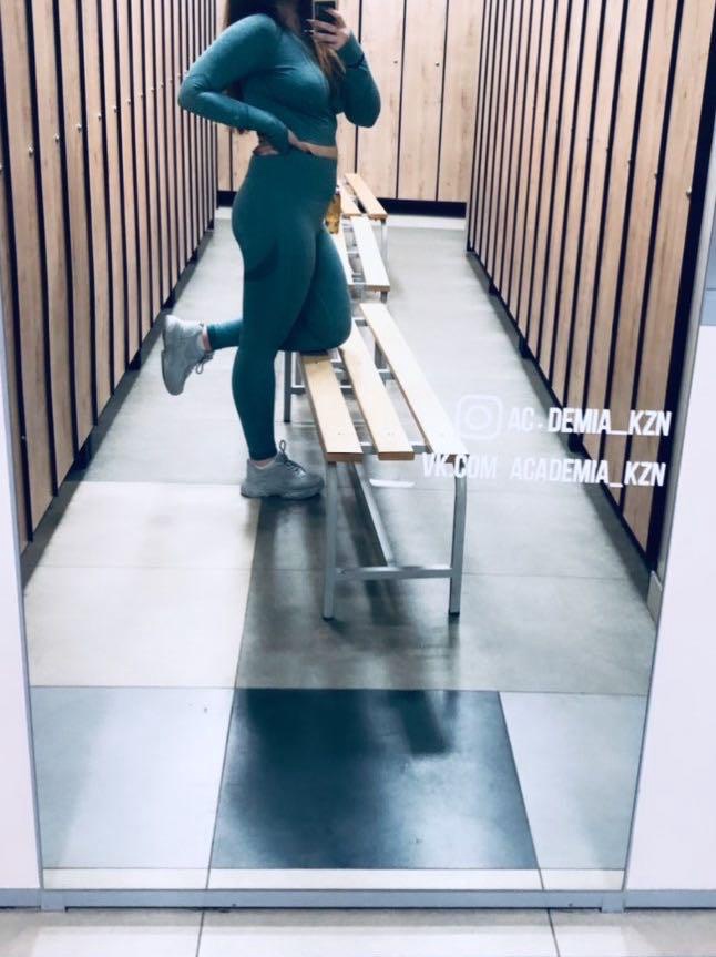 2 недели искала такой костюм и дороже костюмы все просвечивали) действительно плотная ткань ,в зал ходила и ничего не просвечивает. Размер соответствует) сшито все хорошо,ничего не торчит) тянется хорошо и тайтсы и рашгард) за такую цену это просто находка) корректируют фигуру ещё тоже большой плюс)