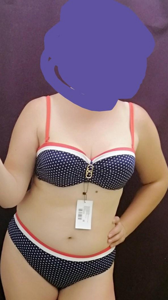 Очень красивый. Размером ошиблась(меньше нет), жаль. Завязки на спине лифа не очень удобно в использовании(лучше застежка).