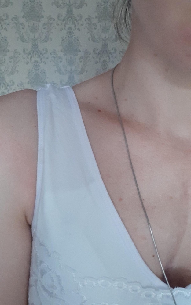 Мои параметры.  42-44 верх одежды 34В беру белье. Под грудью 75-по груди 88. Эти якобы 44-46. Максимум на 44 натянется. Сел на меня плотно под грудью и в самой груди. Чашки сплюснули меня всю. Лямки пузырём,  стремится вверх к ушам. Качество простой дешевый Китай. Размер маркировке М, видать китайская эмка на наш 42 не более. За 300р такое везде, а то и дороже до 500р видела в магазинах. Под рабочую одежду брала,  пару раз надену.