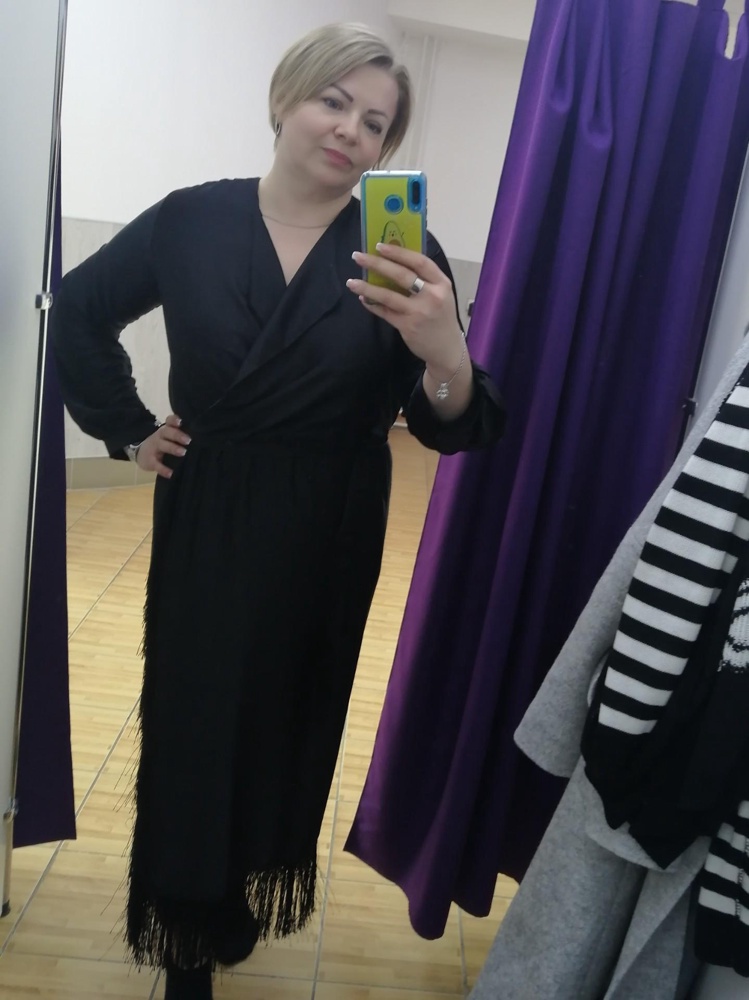 Ткань у халатиков ночных и то лучше.  Рукав небольшой, совершенно. Да и отвороты воротника тоже маленькие.
Мой рост 170, размер наш 50, европейский 46