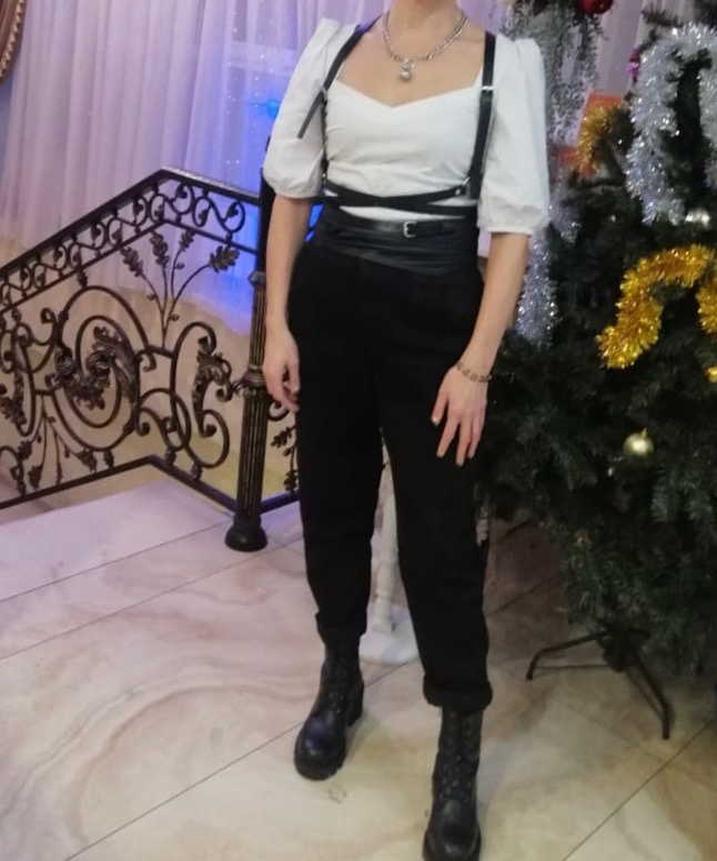 Классная портупея, смотрится очень стильно. Однако сильно красится. Поэтому с белыми вещами лучше не надевать. После трёх часов носки белую блузку еле реанимировала. 