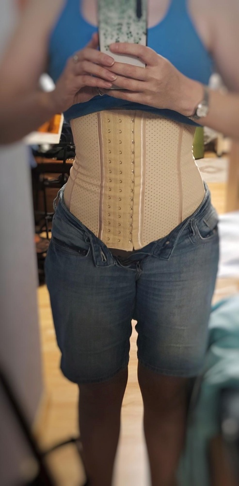 Я покупаю этот корсет уже второй раз. 
Первый раз я брала размер L. Он был хорош. Но 
спустя пару месяцев носки я поняла, что хотела бы утянуть жиры сильнее, потому что L толи растянулся, толи живот стал побеждать..
В общем, я рискнула и взяла размер S на обхват в районе талии 78 см.
Жирок на животе мягкий, по моим расчётам должен поддаться.
Итак, получив этот корсет, я пришла домой.
Лёжа, кряхтя и охая, я, не щадя живота своего, втиснула-таки свои телеса в латексный плен корсета! Застегнув на последний ряд крючков, напрягая мышцы рук. Потом, еле встав с кровати, оценила, что я стала гораздо стройнее, до 70 см в обхвате! Почти как в лучшие времена, килограмм 10 назад!
Летом, вероятно, в нём будет жарковато - материал хоть и с перфорацией, но плотный. Но в прохладную погоду отлично подойдёт.
В итоге, отличный корсет! Я настоятельно его рекомендую для укрощения ваших пухленьких жирков!