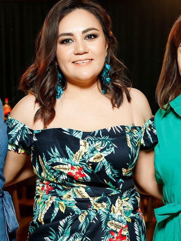 Шикарное платье. Село очень классно, размер в размер. Расцветка ее на фото. 