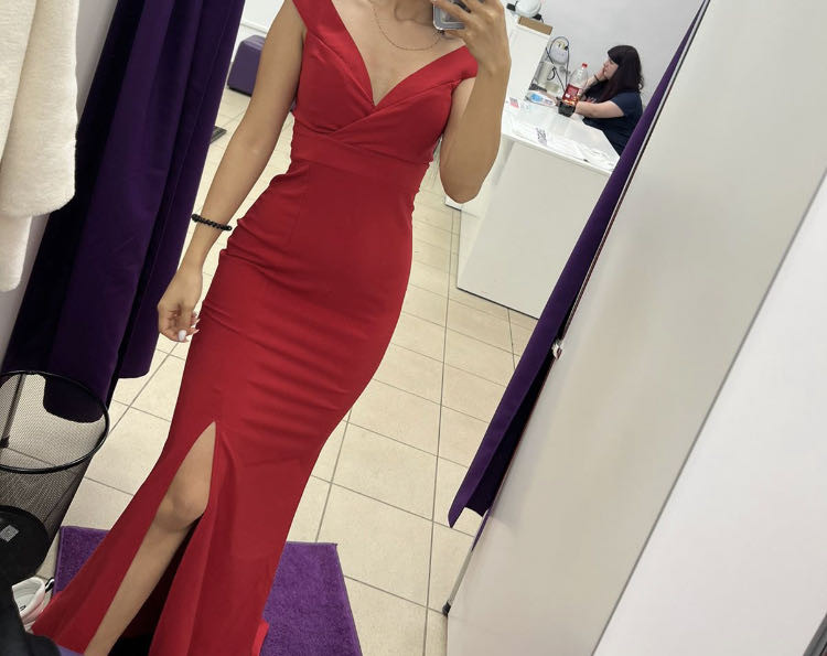 Платье классное,особенно за свои деньги,но на груди чашечки,из-за этого с маленькой грудью не надеть ,топорщиться,а так все красиво