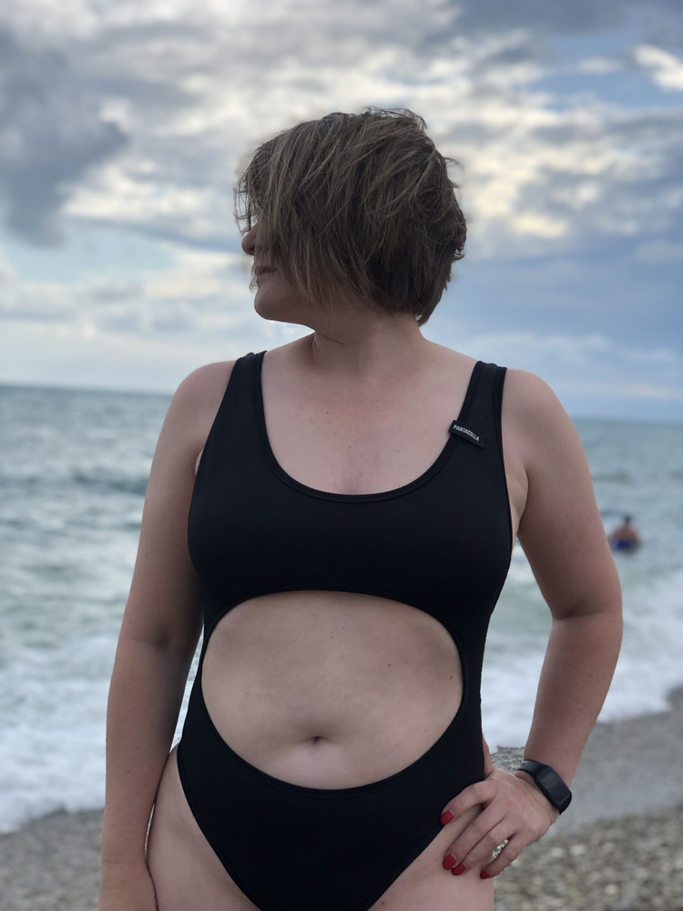 Отличный купальник! Искала именно такой фасон! Единственный нюанс-трусики сзади мне неудобны, но я смирилась) на 100-80-100 и рост 165 подошёл М