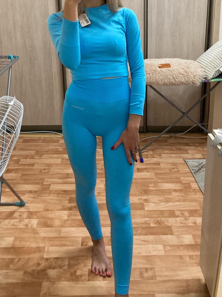 Очень достойный костюм.девушкам,роста ниже среднего, также хорошо подойдет.красивый насыщенный цвет и отличное качество.В зал, на пробежку, прогулку самое то))