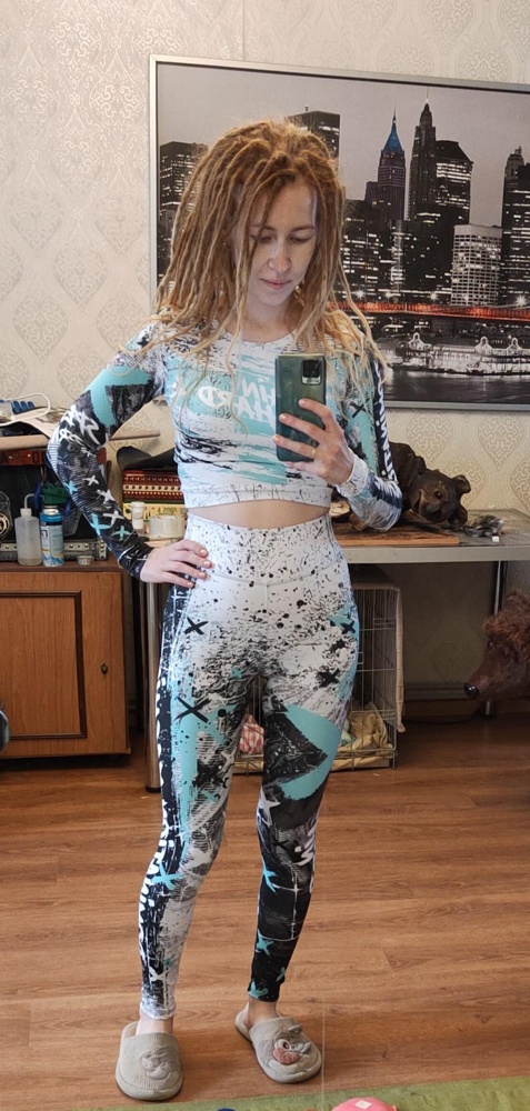 Крутой рашгард. Заказала к нему ещё тайтсы. Заниматься теперь, наааамного приятнее)