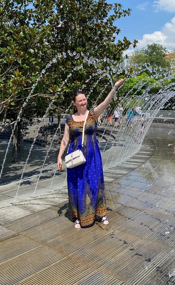 Отличный сарафан. На рост 170 длина в пол. Лёгкий. При стирке линяет, на 30 градусах усадку не дал. Расцветка яркая, как на фото. Рекомендую.