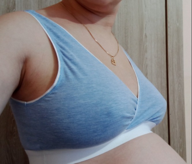 на ОГ 94 немного маловат, и это я еще его не стирала и грудью не кормлю. и под грудью 86 - резинка туговата. попробую на L перезаказать. но сомневаюсь, что буду это делать: сам крой бюста не расчитан на кормящую грудь, потому что никаких прибавок ни по ширине, ни по высоте производитель не учел, т. е. полочка = спинке. в итоге впереди везде косые заломы, и резинка из-за нехватки высоты заходит на молочные железы, что как минимум, неполезно. 
из плюсов: приятный тонкий материал, вроде бы неплохое качество строчек и цена. 
но конструкторов данного изделия ждет свой отдельный котел в аду. 