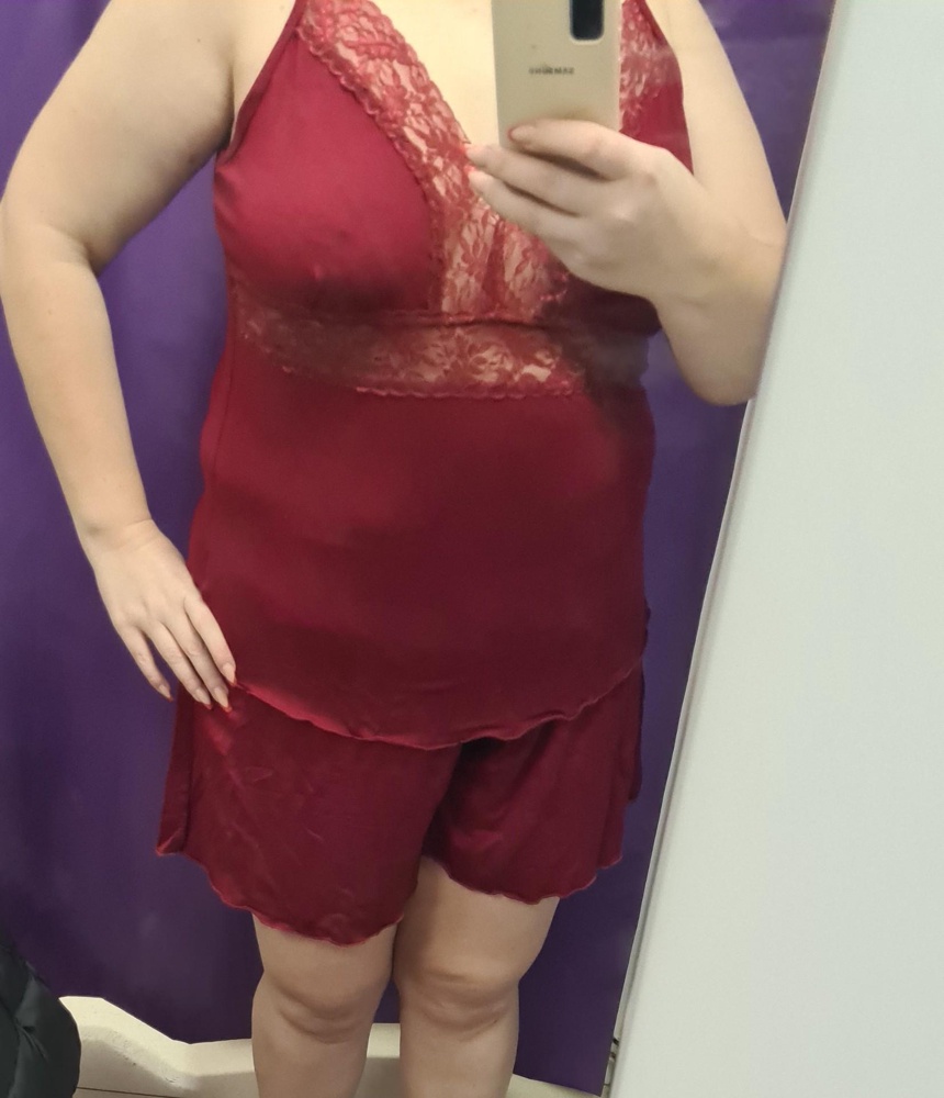 Пижама огонь... но мне оказалась велика... ткань суперская, цвет отпад, мягкое кружево, не колется.. берите не пожалеете... жаль что нет размера 50/52... хотела заказать поменьше, но боюсь что 48/50 будет мал