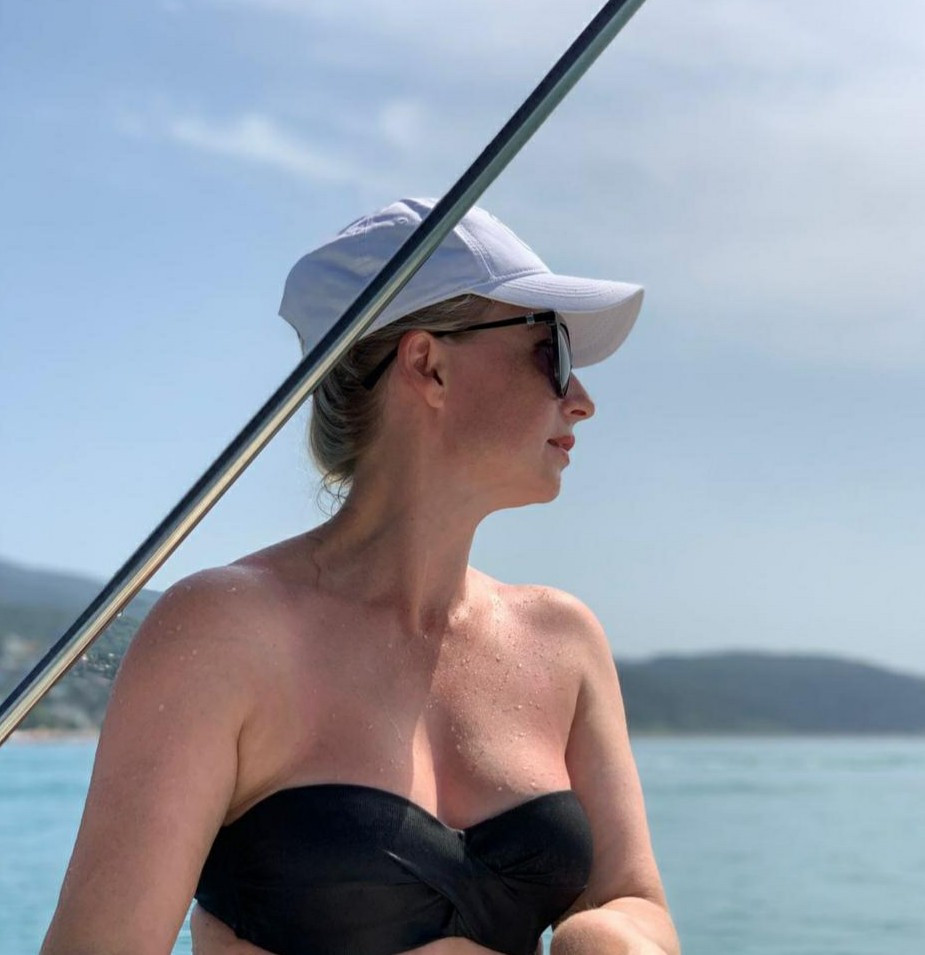 Отличный купальник, хорошего качества, ткань быстро сохнет,не шуршащая.Мои параметры85×70×93 подошёл 40 размер,но можно было бы и 42,но плавки очень большие,чем больше  размер, соответственно больше трусы,это плохо.