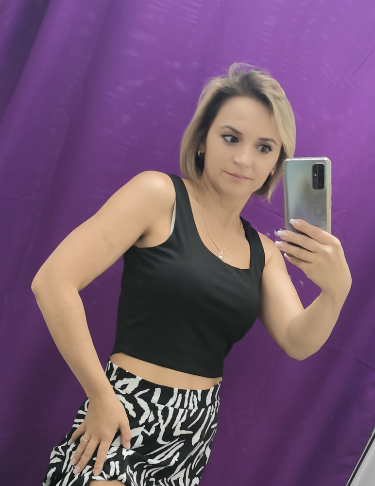 Топ очень хорошего качества, соответствует размерной сетке.