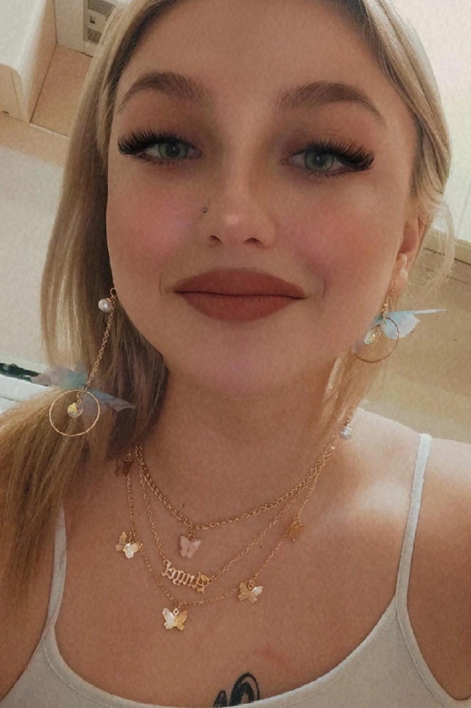 Очень интересные и красивые сережки, только у меня бабочки мятые и как то странно располагаются 😆 подчёркивают глаза)