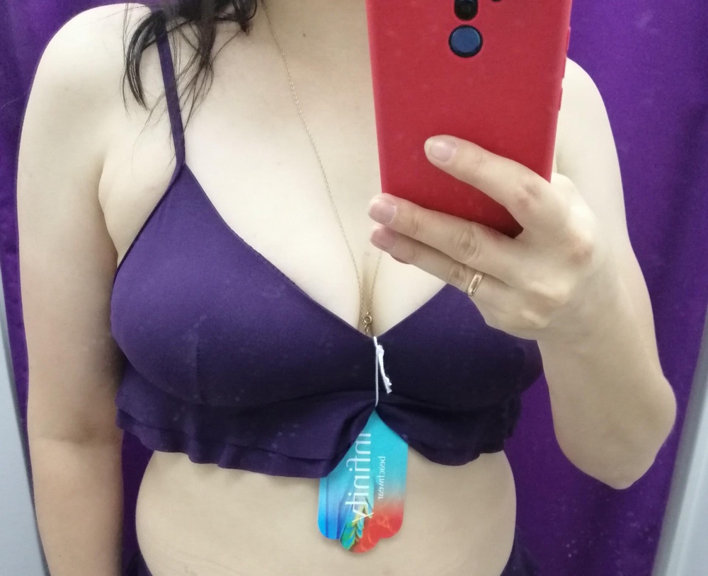 Думаю эта модель для девушек с небольшой грудью, у меня приплюснуло всё, смотрится не хорошо. Я ношу М, но по отзывам заказала L, так вот плавки в самый раз, а лиф ужасно. Торчали ниточки. Отказалась.