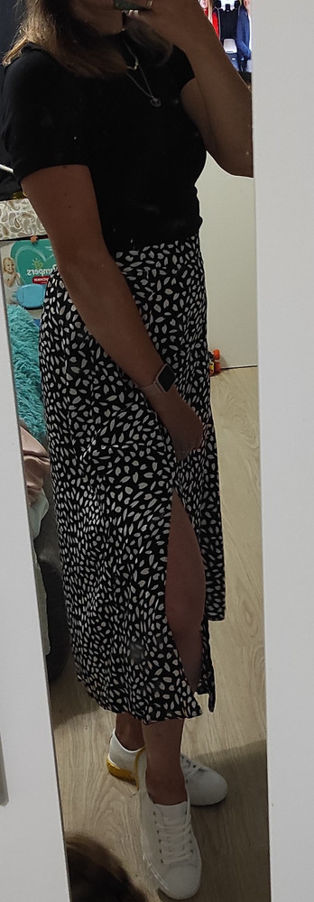 Юбка классная, думала мне такой фасон не пойдёт, но выглядит очень даже неплохо, купила, поеду на море её выгуливать.