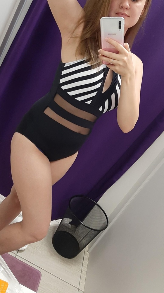 Шикарный. На объёмы 91 75 98    46 размер идеально подошёл. Утяжки не ощутила, в ягодицы не впивается, лямок сзади тоже нет, но это и к лучшему. Застежка на шее немного тянет- не критично. Выкупила, очень долго ждала его