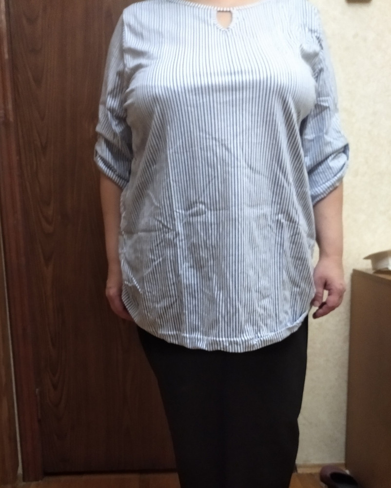 Хорошая рубашка, фасон удачный. На мой рост 157 длинновата, надеюсь, что сядет в длину, хотя может и синтетика не даст сесть.  На мои объемы 106-96-106 (54 примерно),   58 размер в самый раз.
Покупала для дома, но квартире в ней жарко, синтетика чувствуется, так что придется гулять на улице весной :)