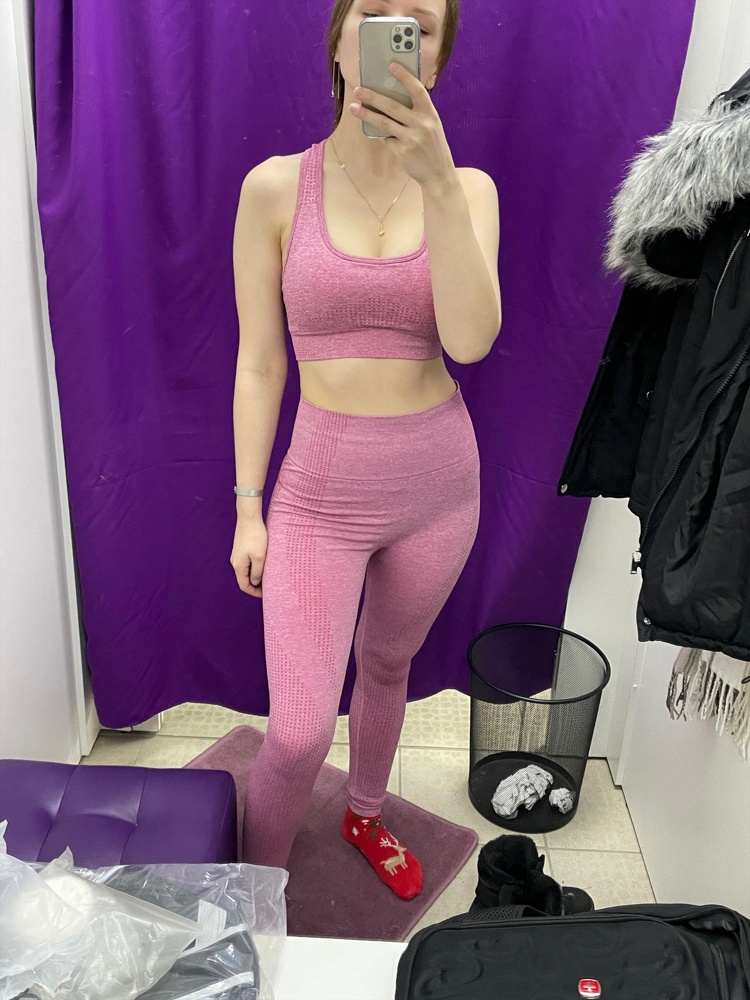 Супер! Немного отличается по цвету от каталога. Более пыльный такой. Сидит классно, удобный. Ещё в нём не занималась. Как писали ранее, резинка на лосинах действительно немного топорщится сзади, но это не страшно. Идёт размер в размер.