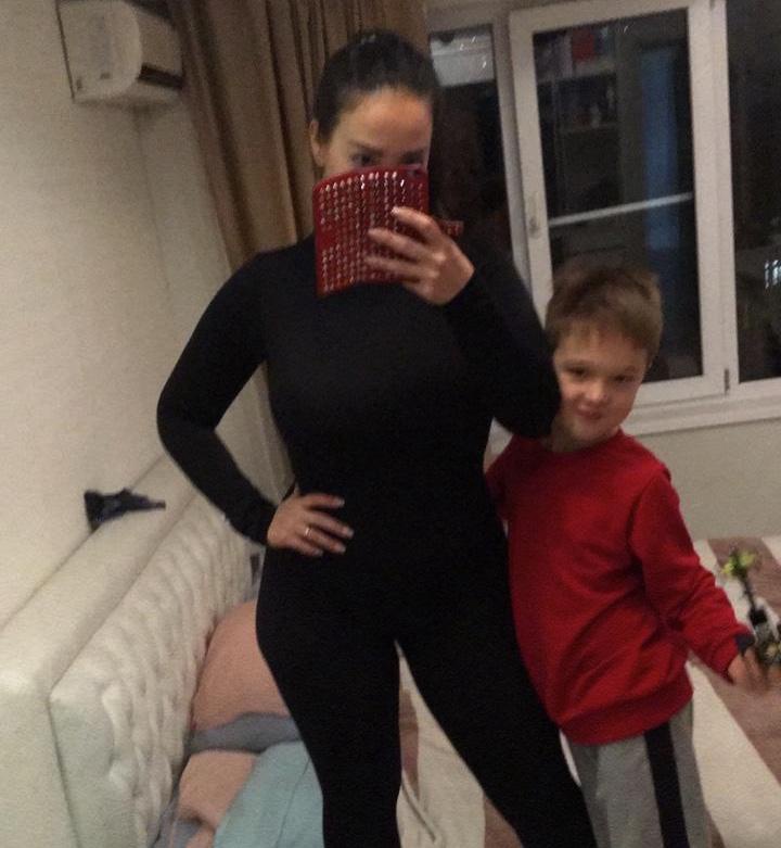 Очень красивый и качественный комбез, я достаточно объемная мадам, мои параметры 100/78/115.. влезла в комбез 158/46.. и нигде мне не давило, кроме бицух)) мой рост 163см и комбез был не мал мне по росту, но руки(((.. не знаю, что делать ждать похудения или сдавать.. качество ткани, повторюсь, отличное! 