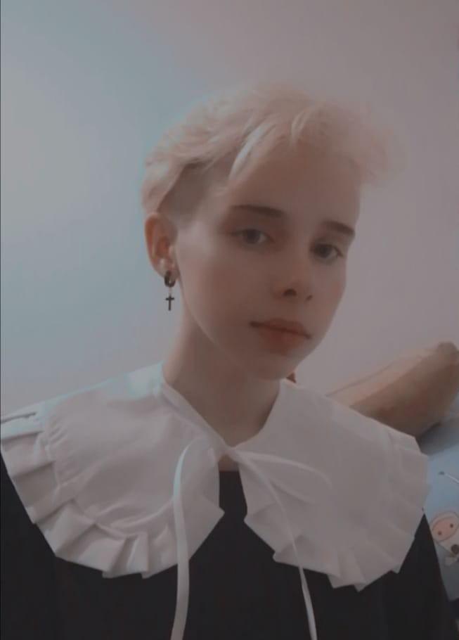 Воротник супер. Очень красивый. Ещё и конфетку положили. Спасибо.