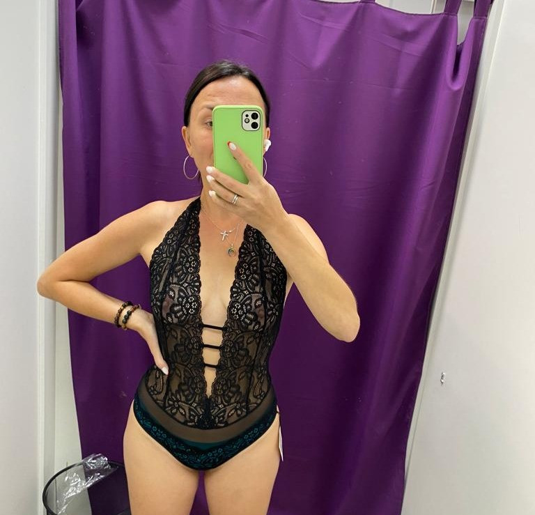 Данное боди очень Интересное - немного мал в области таза, когда надеваешь, нужно немного натягивать, а потом уже нормально сидит. Можно грудь немного побольше размером - у меня 75А, но очень уютно себя чувствует в нем.