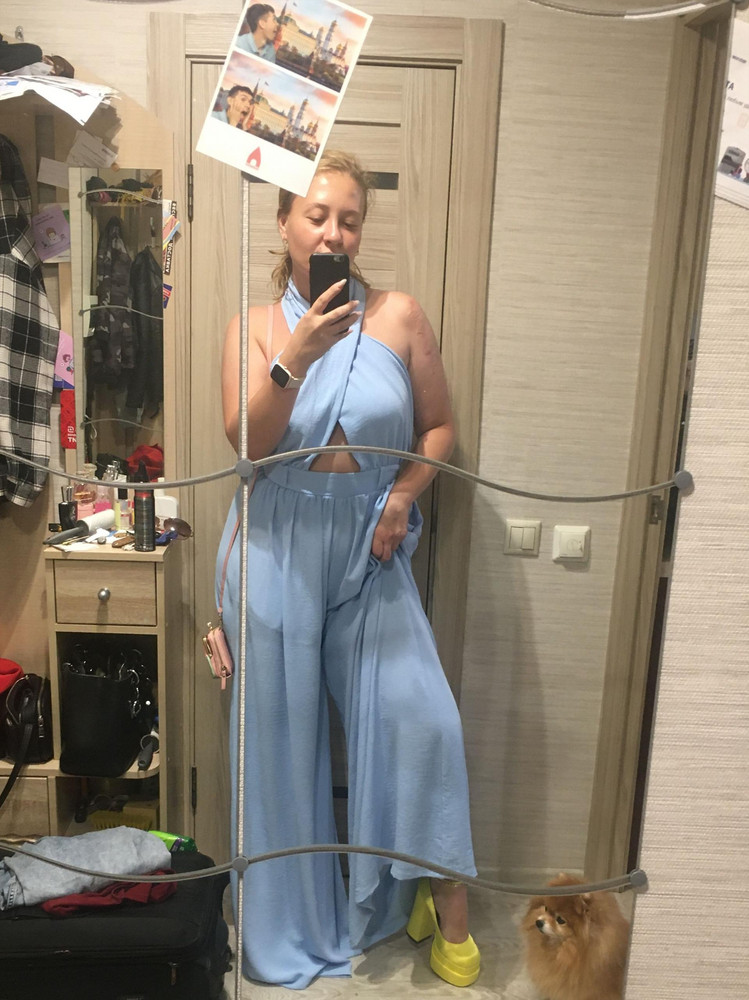 Комбез отличный! Я дама не худенькая, ближе к 48-50 размеру, но рискнула взять! Не сходится на 2 см замок, но это исключительно мои проблемы, у меня есть время похудеть. Цвет бледнее, чем на картинке. Очень хорошо гладится, проблем с тканью нет. По длине подойдёт на высоких, я 165, плюс на примерке обувала каблук 15 см, и все равно длина до пола. Но опять же, подрезать не пришить! Покупкой довольна, выгляжу шикарно! К образу сразу брала туфли клатч и аксессуар для волос 