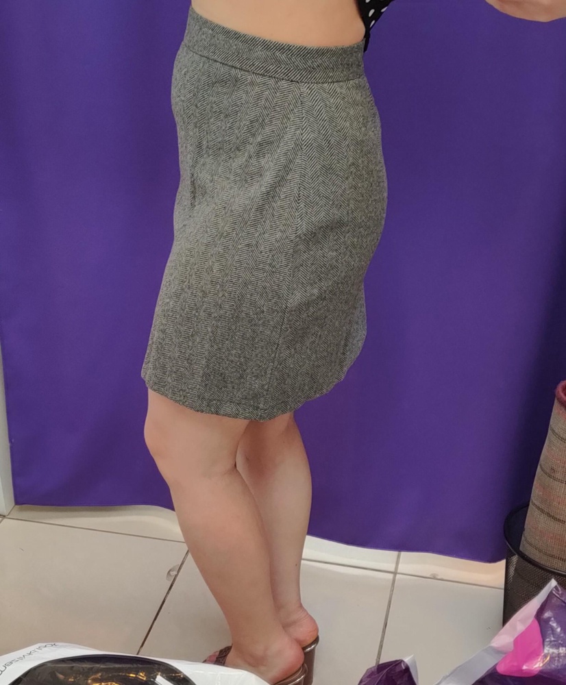 Это первая юбка-карандаш, которая подошла по фигуре идеально. Обычно в если в бедрах нормально, то в талии большая. А эта юбочка пошита, словно по моим ликалам. Ткать плотная, очень мягкая, приятная. На осень-зима хорошо будет. Мой размер М, рост 156 см. Длина изделия на фото видна. На высоких будет совсем короткой.